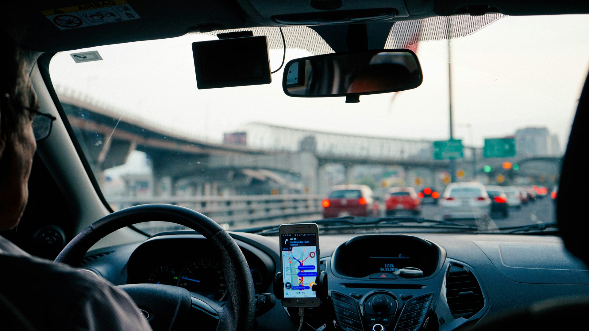 Hombre conduciendo un vehículo con el sistema GPS encendido
